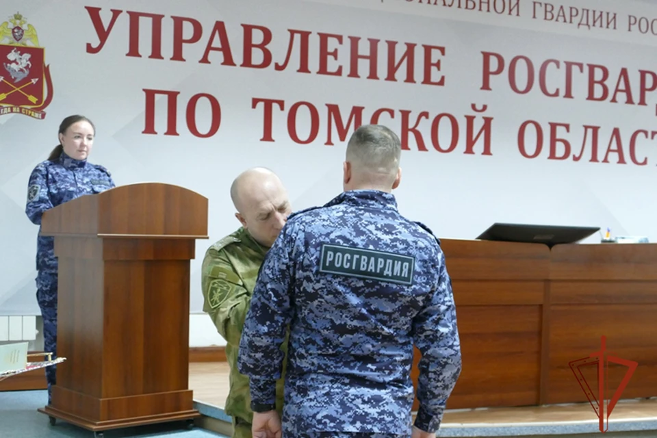 Офицер СОБР «Корд» в соответствии с Указом Президента получил медаль ордена «За заслуги перед Отечеством» II степени. Фото: управление Росгвардии Томской области