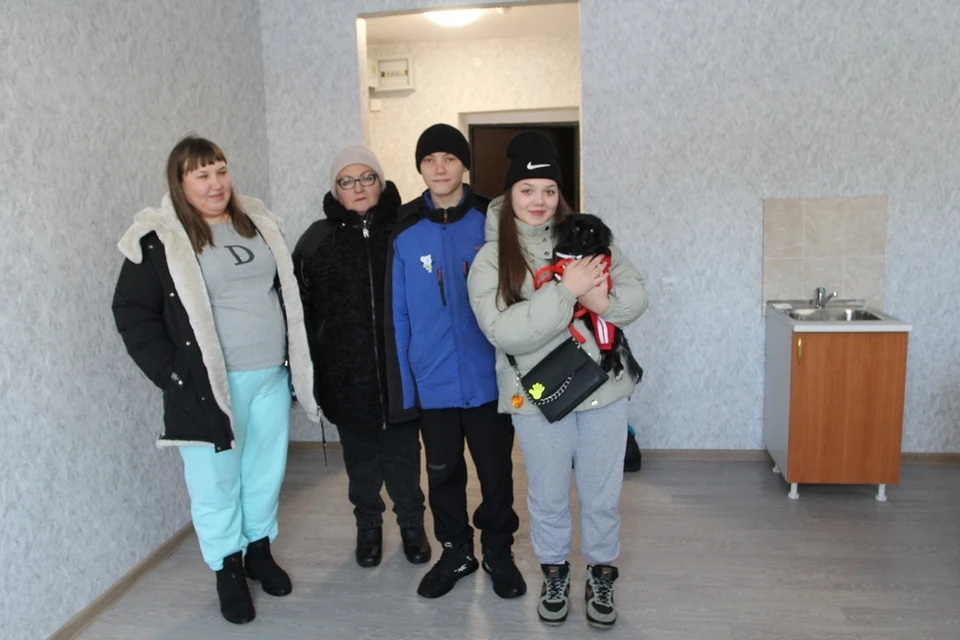 Дети-сироты Кузбасса въехали в свои квартиры. Фото - АПК.