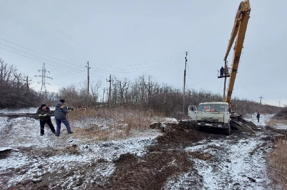 Специалисты установили 8 железобетонных опор, отремонтировали 8 траверс, заменили 24 изолятора и восстановили 1200 метров провода. Фото: Минстрой ДНР