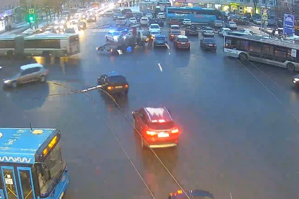 На площади Театральной в Рязани началась эвакуация автомобилей, мешающих проезду троллейбусов.