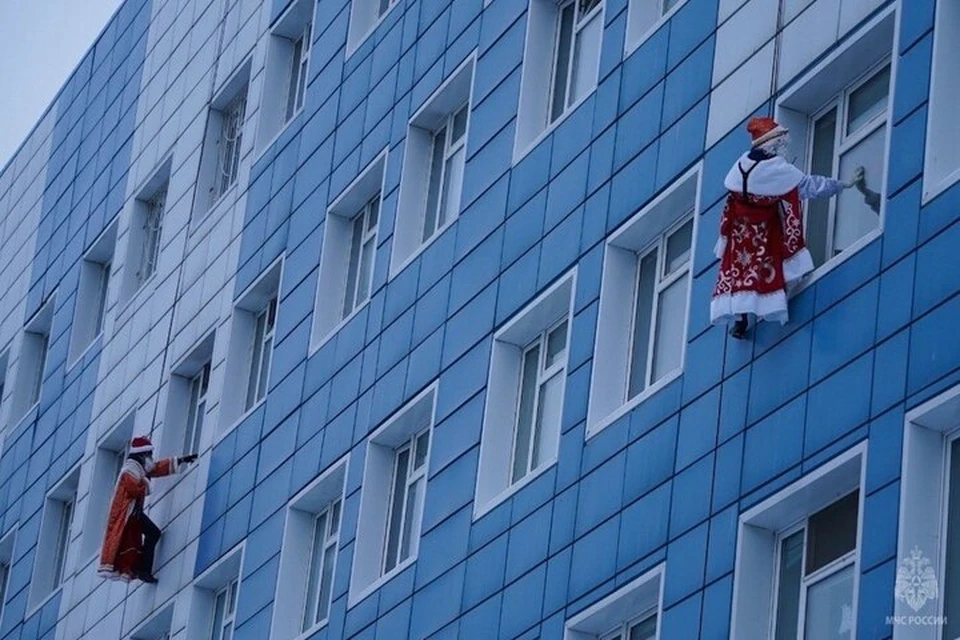 Детишек, которые лежат в больнице, поздравили с Новым годом. Фото: МЧС по Тюменской области