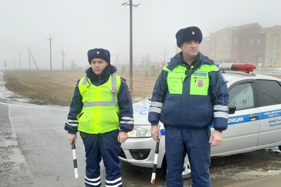 На помощь пришли сотрудники ДПС МВД России «Абдулинский» капитан полиции Александр Котов и старший лейтенант полиции Николай Солдаткин.
