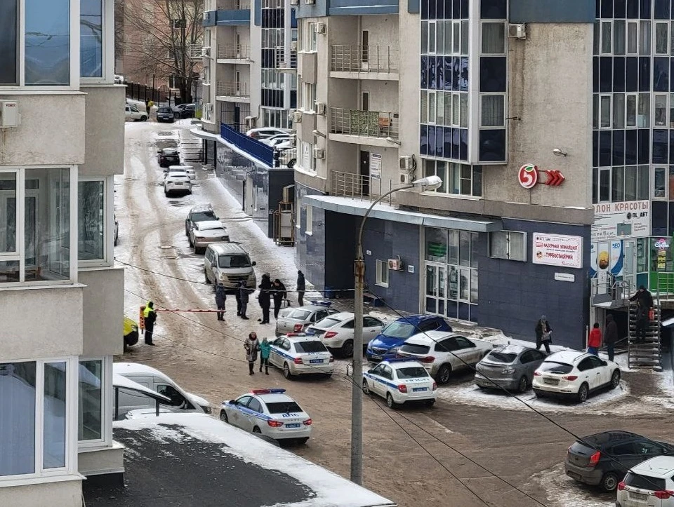 Возле дома на ул. Ново-Садовой заметили три машины полиции и карету скорой помощи
