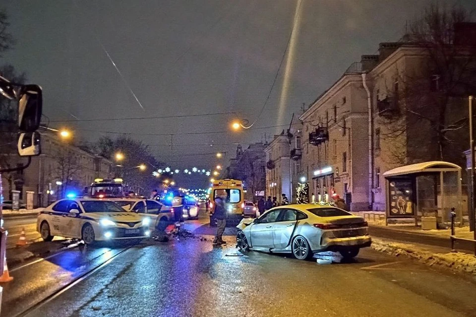 Массовое ДТП с полицейской машиной произошло ночью 29 декабря в Петербурге. Фото: t.me/spb_top_news