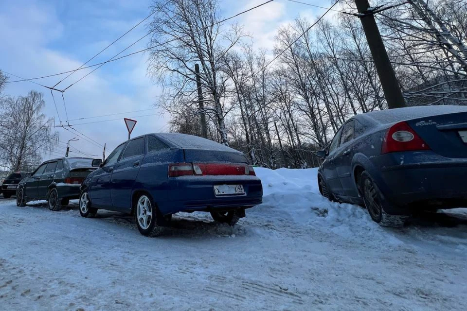 Несколько неправильно припаркованных авто серьезно затруднили выезд. Фото: АТП