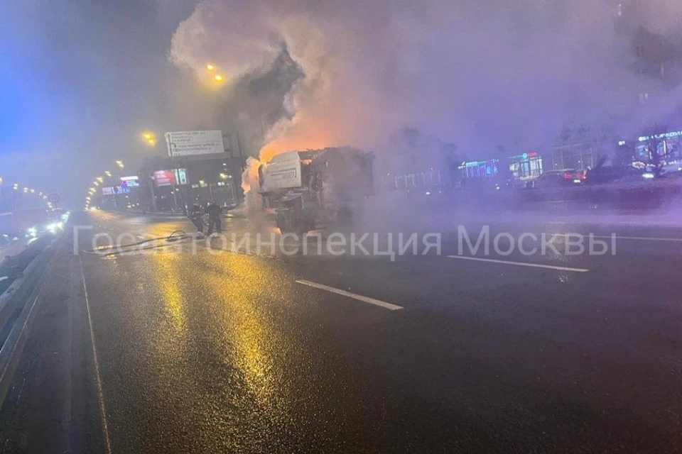 Грузовик загорелся на Ленинградском шоссе в Москве