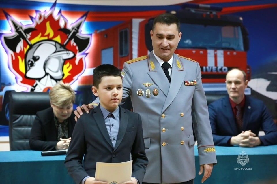 10-летний мальчик позвал взрослых на помощь, когда увидел девочку на дне бассейна.