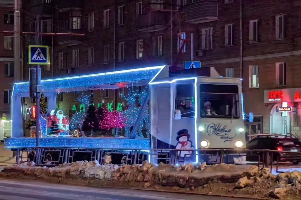 По Красноярску курсирует новогодняя платформа. Фото: https://vk.com/mpgortrans
