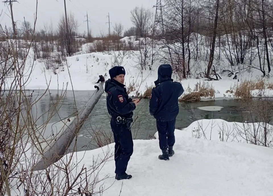 Полицейские поняли, что не успеют спасти мужчину, если будут объезжать реку, поэтому решили дойти до него по трубе
