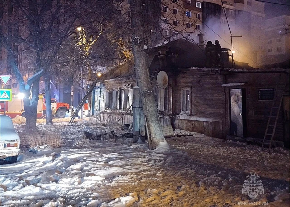 На месте происшествия работали 12 единиц техники и 52 человека.