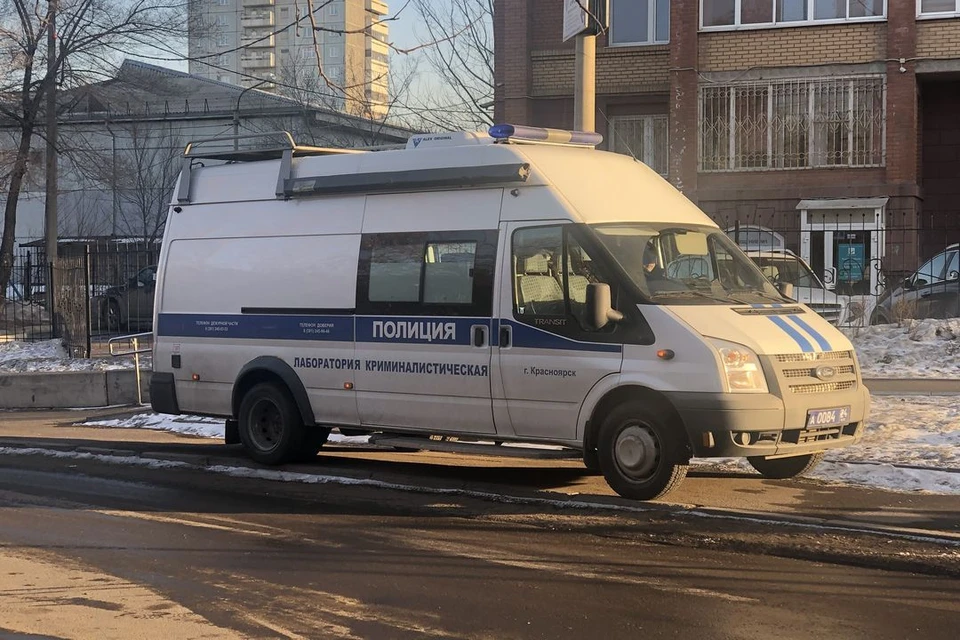 В Новосибирске трое мужчин с ножами напали на водителя такси.