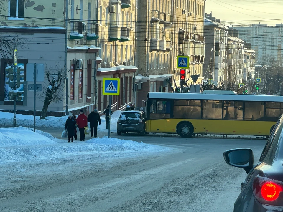 ДТП произошло в центре города. Фото: vk.com/iggs18, Анастасия Микрюкова