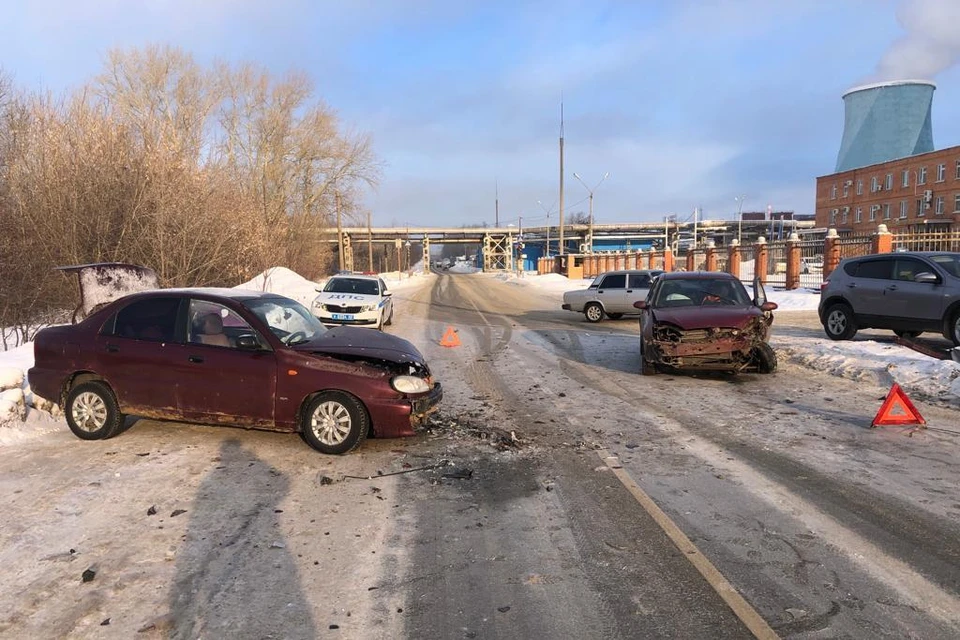 Ford Focus и Chevrolet Lanos столкнулись в Южном промузле Рязани 8 января. Серьезно пострадали три человека, в том числе двое детей.
