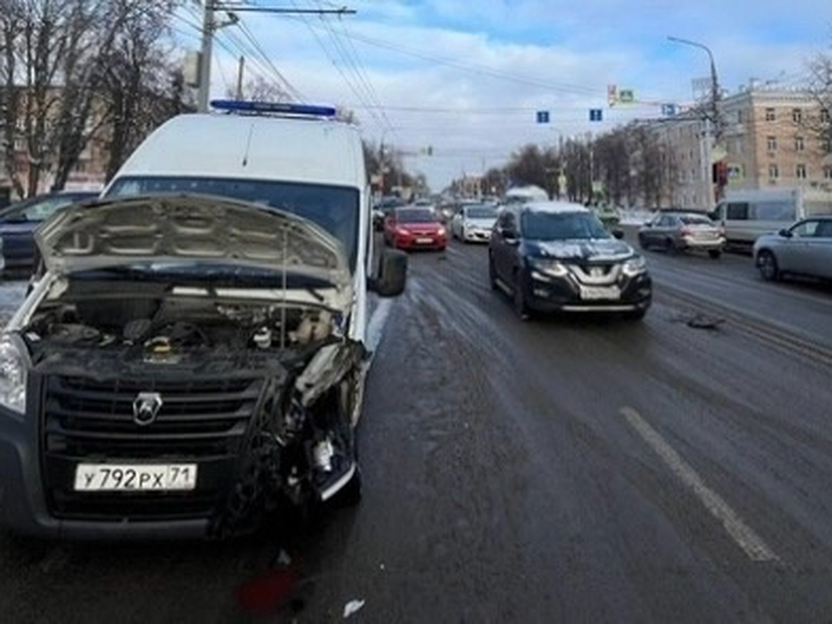 В Туле на проспекте Ленина произошло ДТП с участием машины скорой помощи -  KP.RU