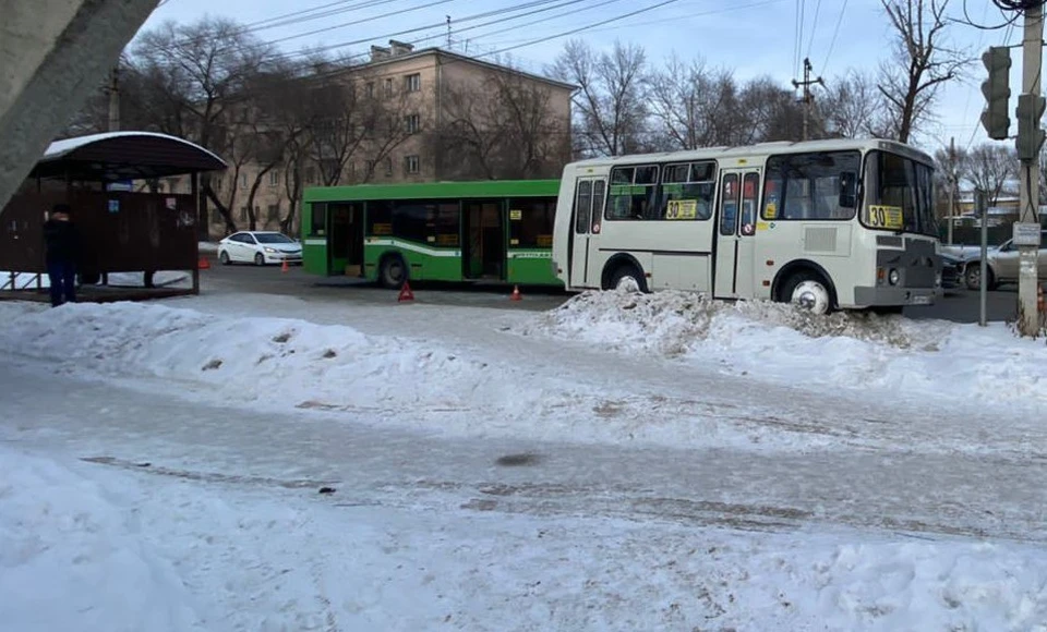 В ДТП с двумя автобусами в Иркутске пострадало три женщины