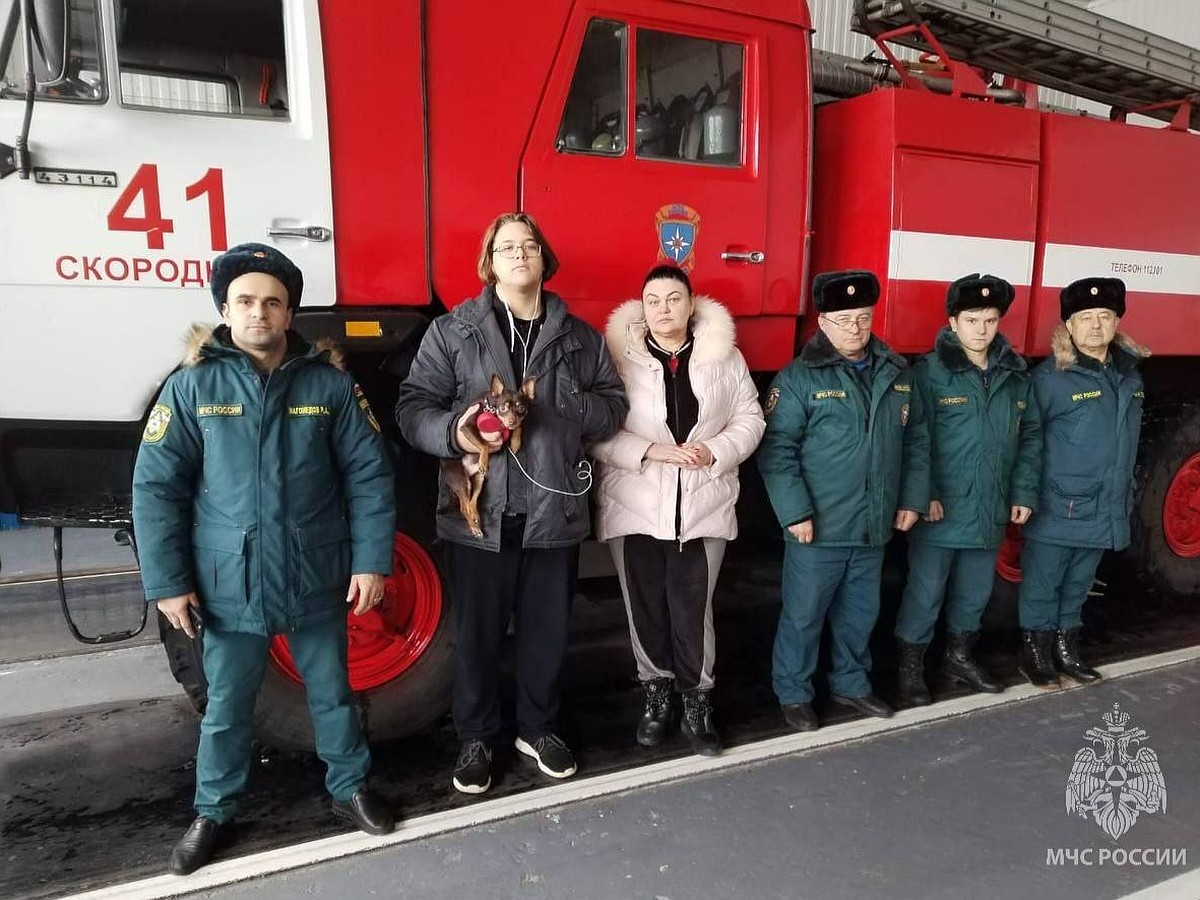 Белгородские МЧСники помогли женщине с подростком, замерзавшим на дороге -  KP.RU