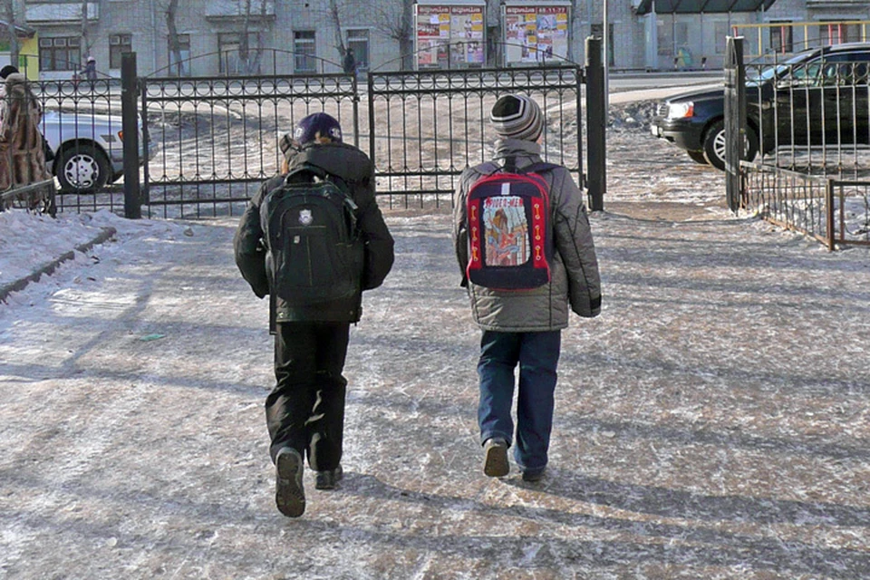 Из-за мороза школьников в нескольких городах и поселениях Югры оставили дома