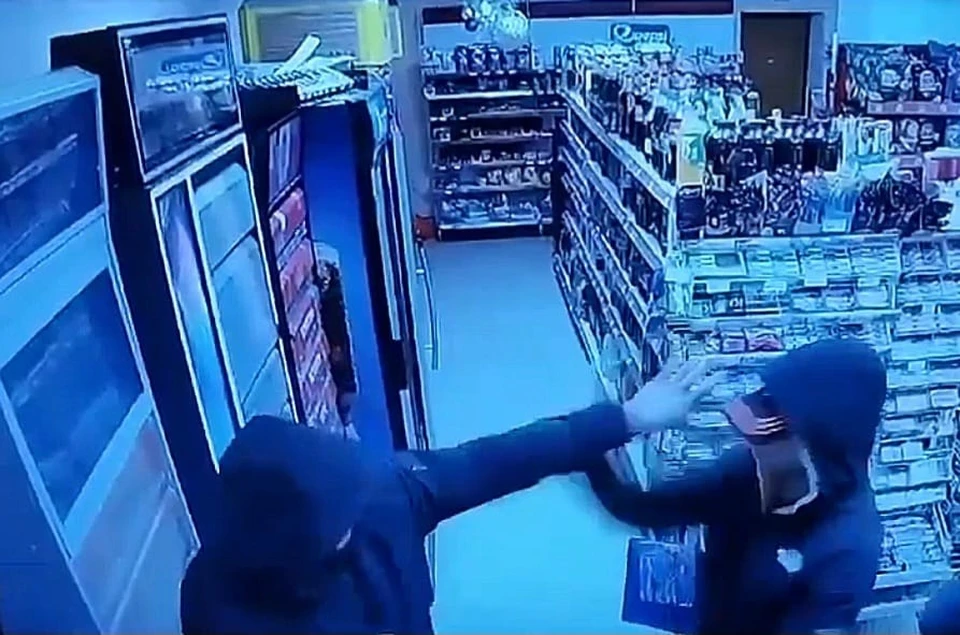Мужчина ударил ножом посетителя