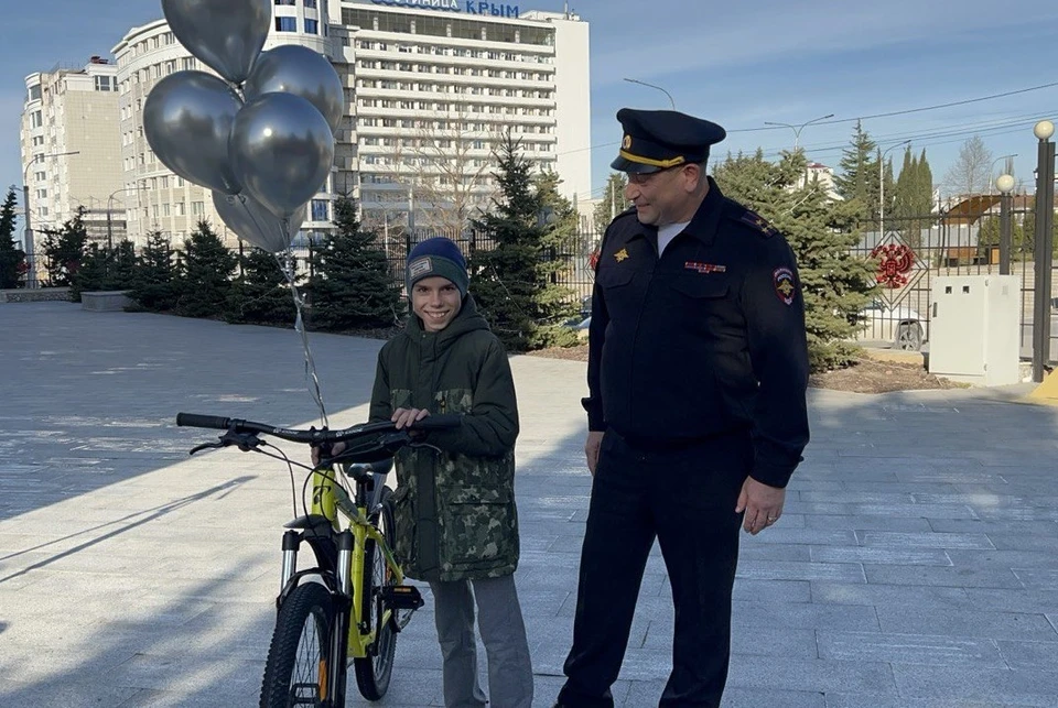 Новогоднее желание 11-летнего Саши попало в надежные руки. Фото: пресс-служба полиции Севастополя