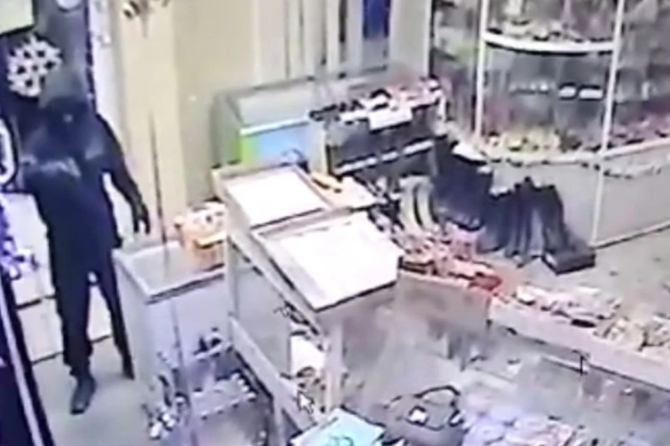Новосибирская полиция задержала вооруженного парня, ограбившего магазин. Фото: скриншот