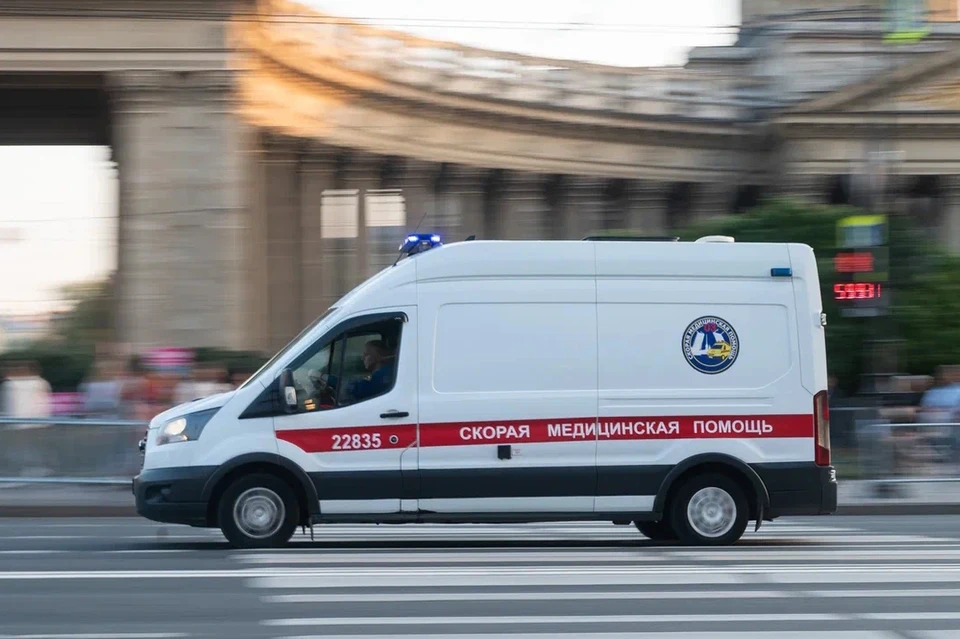 Скорую вытаскивали с трамвайных путей на Московском проспекте в Петербурге.