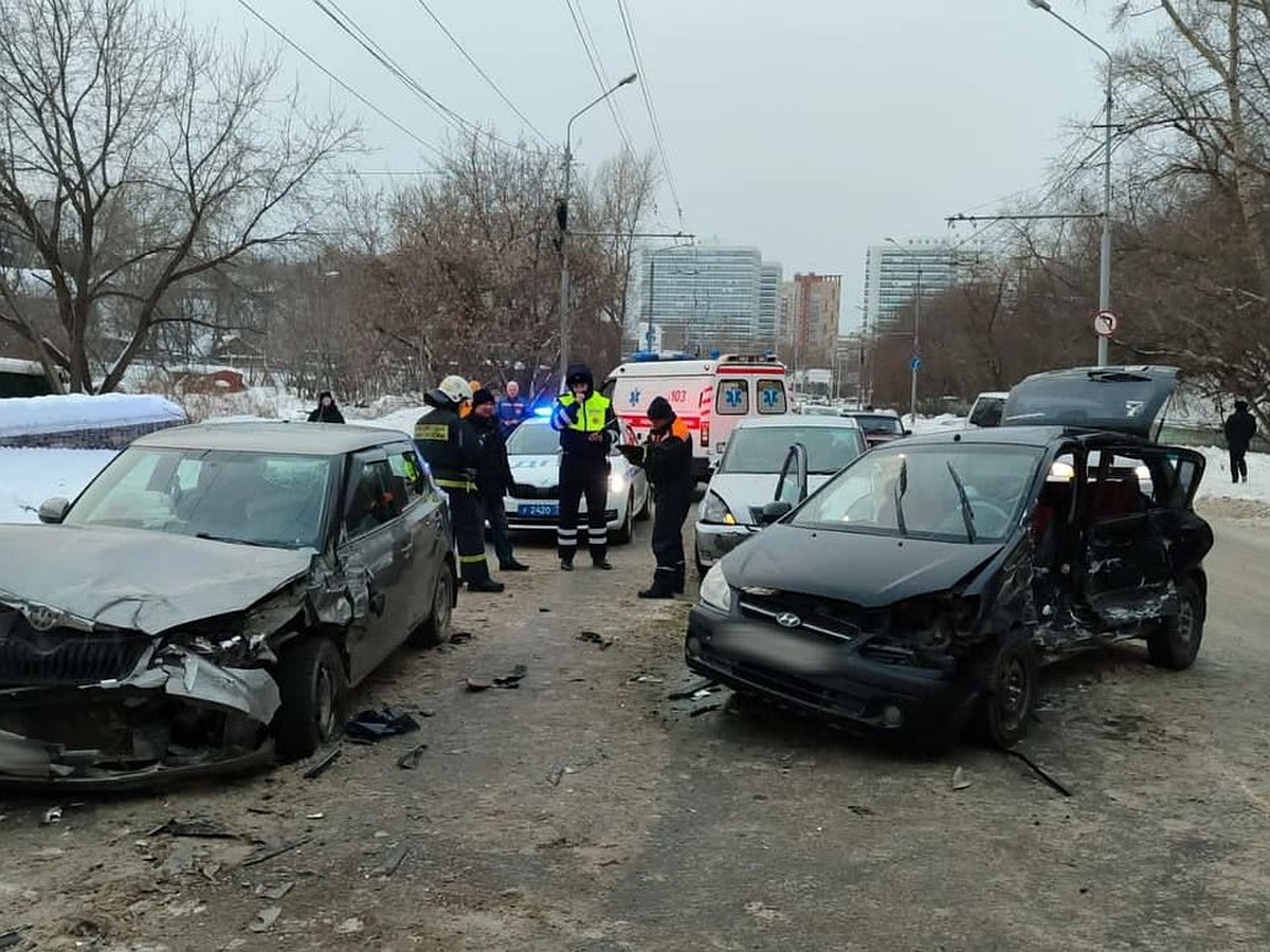 Массовое ДТП с участием трех автомобилей произошло в Томске, есть  пострадавшие - KP.RU