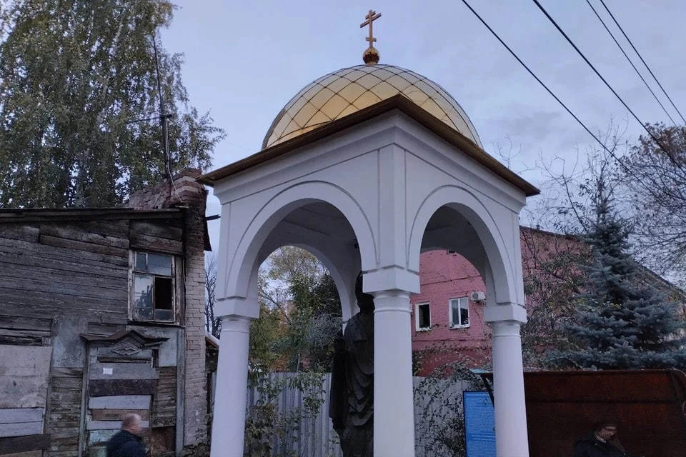 Там, где в январе 1956 года собирались толпы любопытных, установили часовню со скульптурой