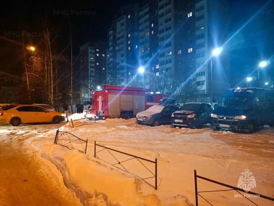 Сильный пожар на улице Замочной в Туле в многоэтажке тушили семь расчетов