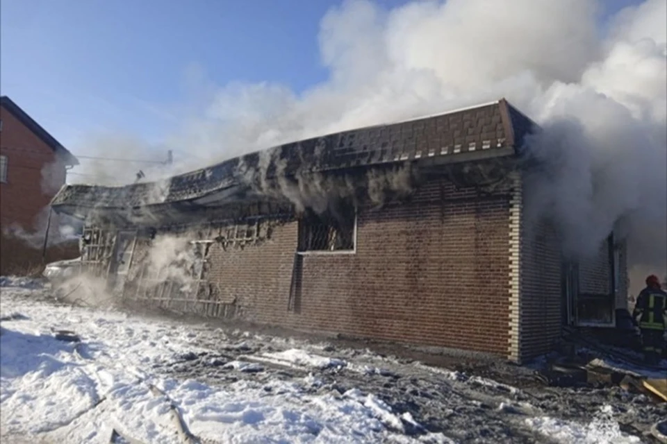 Площадь пожара достигла 100 квадратных метров. Фото: ГУ МЧС по Ростовской области.