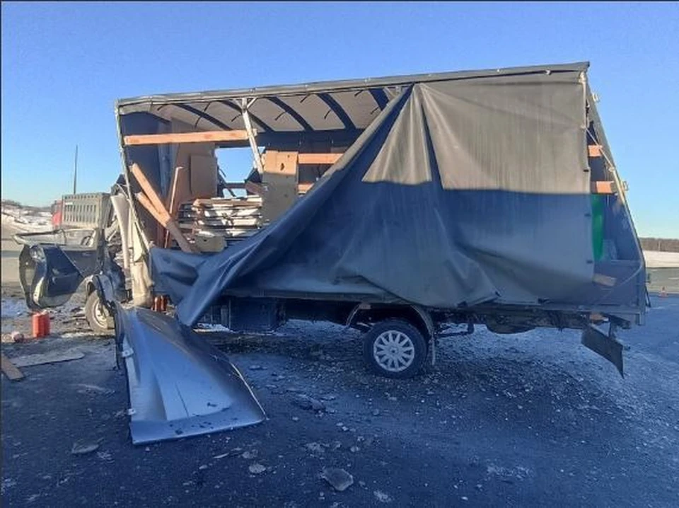 Фото: В Гагаринском районе Саратова столкнулись SHACMAN и «ГАЗ»
