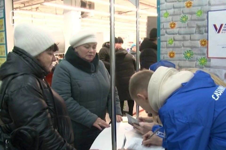 Жители ДНР активно ставят подписи в поддержку Владимира Путина. Фото: Скриншот видео ДРО «ЕР»