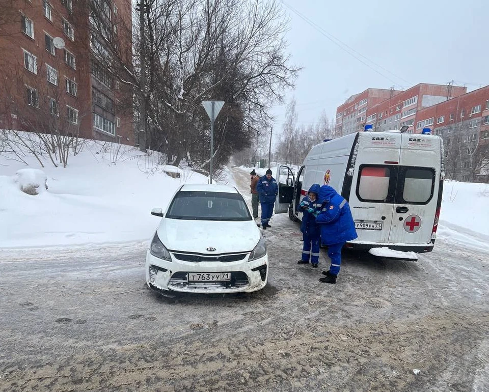 В Туле на 1-м проезде Металлургов Kia опрокинулась на бок. Фото: телеграм-канал «Компас71_Едем по Туле».