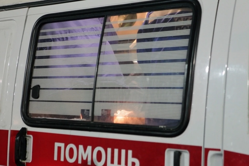 Мужчине оказывают помощь.