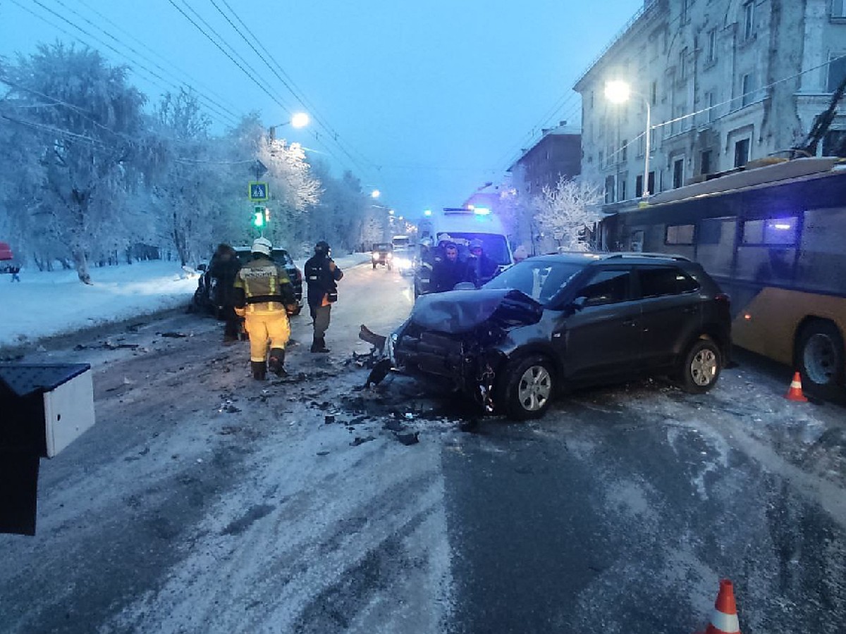 В Мурманске на улице Шмидта произошло ДТП с пострадавшей - KP.RU