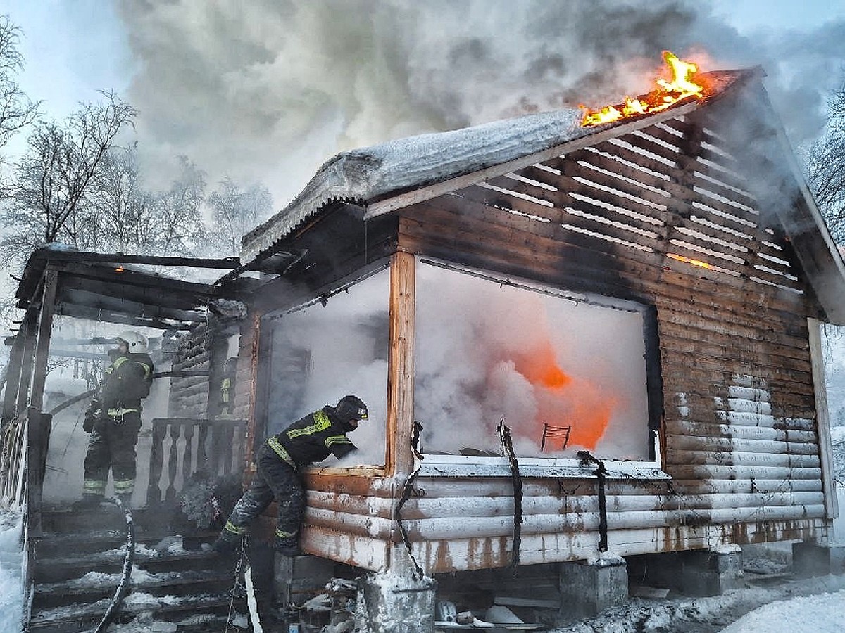 В дачном поселке Молочного сгорел дотла деревянный дом - KP.RU