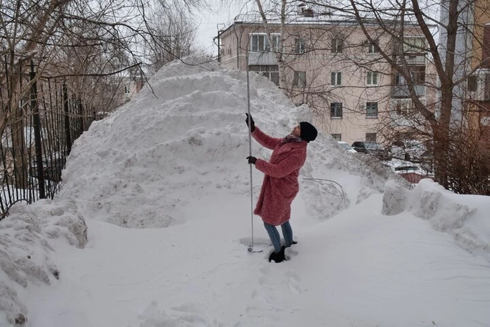 Снежные горы в центре выше двух метров.