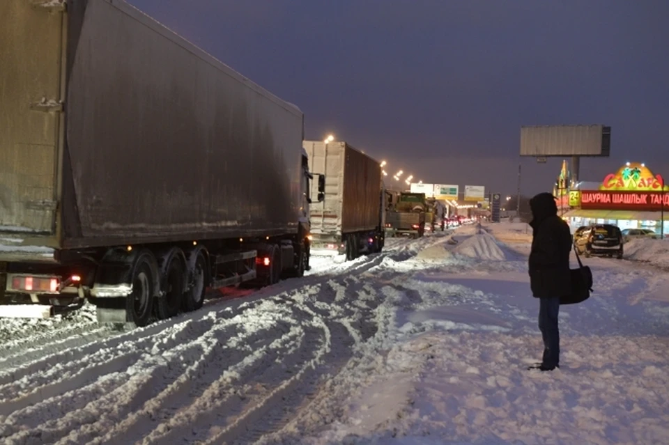 По словам очевидцев, причиной затора стали фуры.