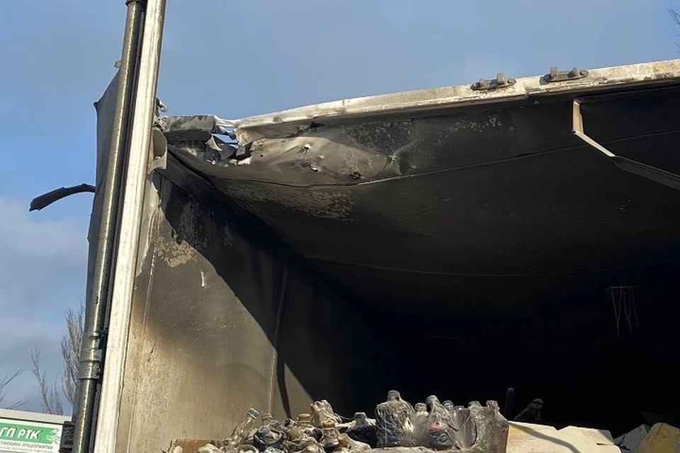 Поврежденный попаданием БПЛА ВСУ грузовой автомобиль. Фото: Приходько/ТГ