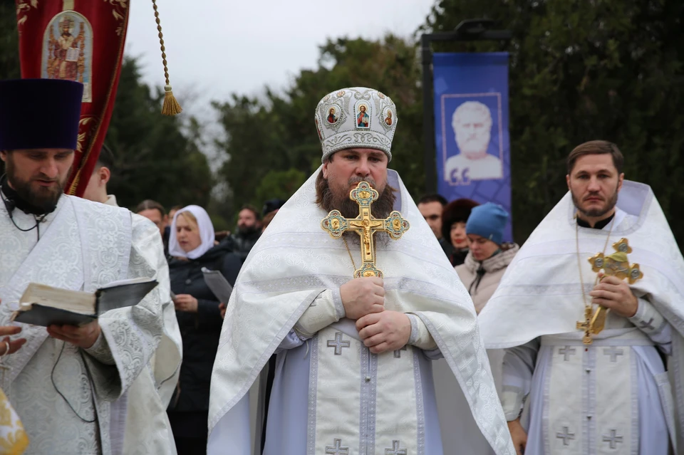 Возглавил процессию протоиерей Сергий Халюта. Фото: chersonesos-sev.ru