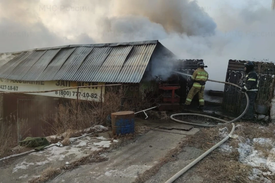 Пожарным понадобилось около часа на ликвидацию огня. Фото: ГУ МЧС России по Приморскому краю