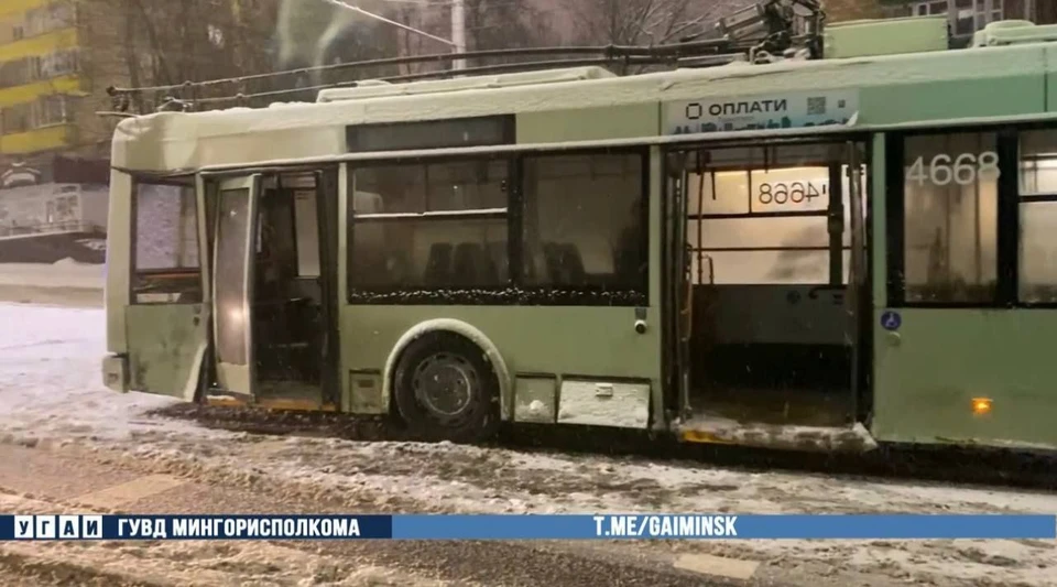 В Минске троллейбус врезался в столб, один человек в больнице. Фото: телеграм-канал УГАИ ГУВД Мингорисполкома.