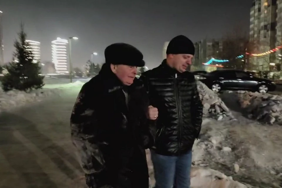 К пожилому человеку чтобы узнать который час