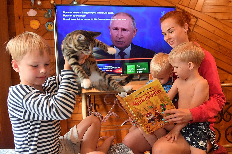 Бесплатные лекарства и 30% скидки на ЖКХ: Владимир Путин подписал указ о мерах поддержки многодетных семей