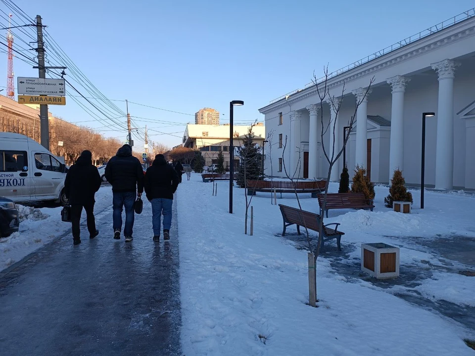 В Волгограде сохраняется гололед.
