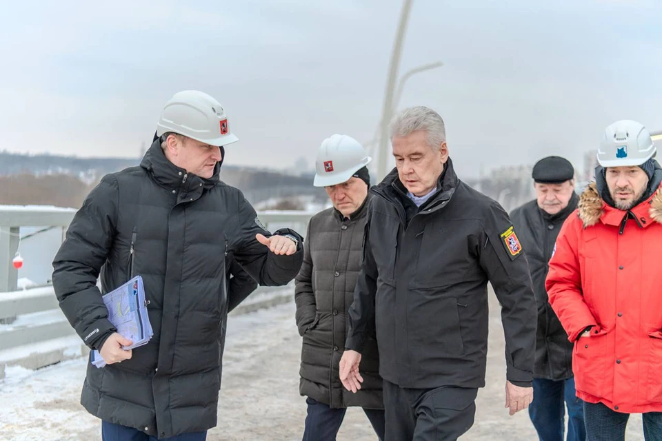 Сергей Собянин во время осмотра строящейся эстакады