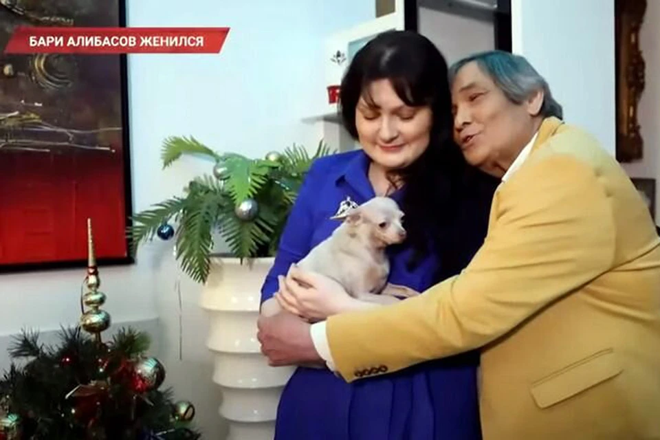 Калинина и Алибасов сходили в загс в конце прошлого года. Фото — кадр канала НТВ