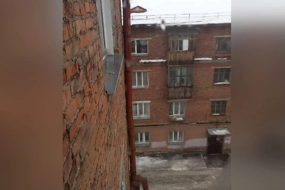 Глыба рухнула с крыши на ребенка. Фото: Предоставлено мамой девочки