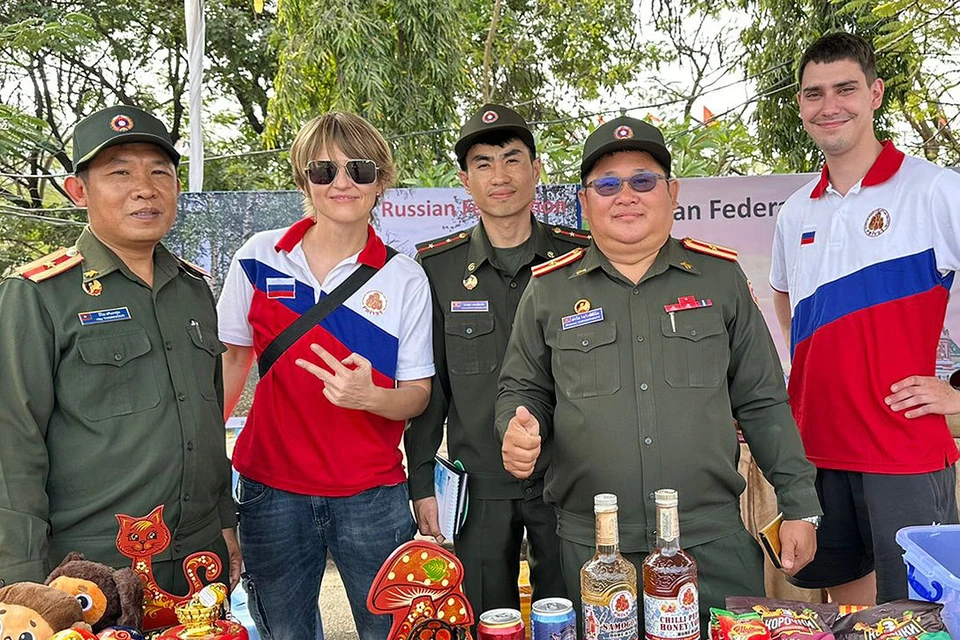 Лаосские генералы расхватали русские пирожки На юбилей Народной армии Лаоса