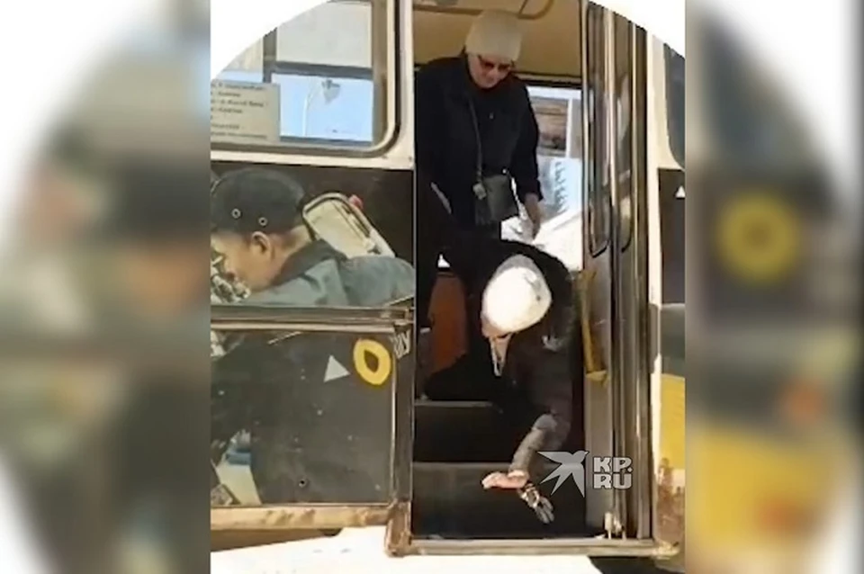 Женщина была пьяна и не могла стоять на ногах. Фото: скриншот видео