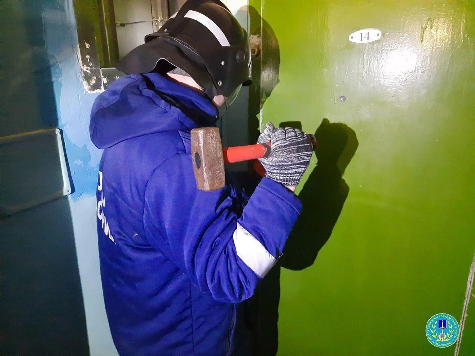 В Ульяновске спасатели вскрыли дверь квартиры и помогли пожилой женщине | ФОТО: телеграм-канал Управления гражданской защиты Ульяновска